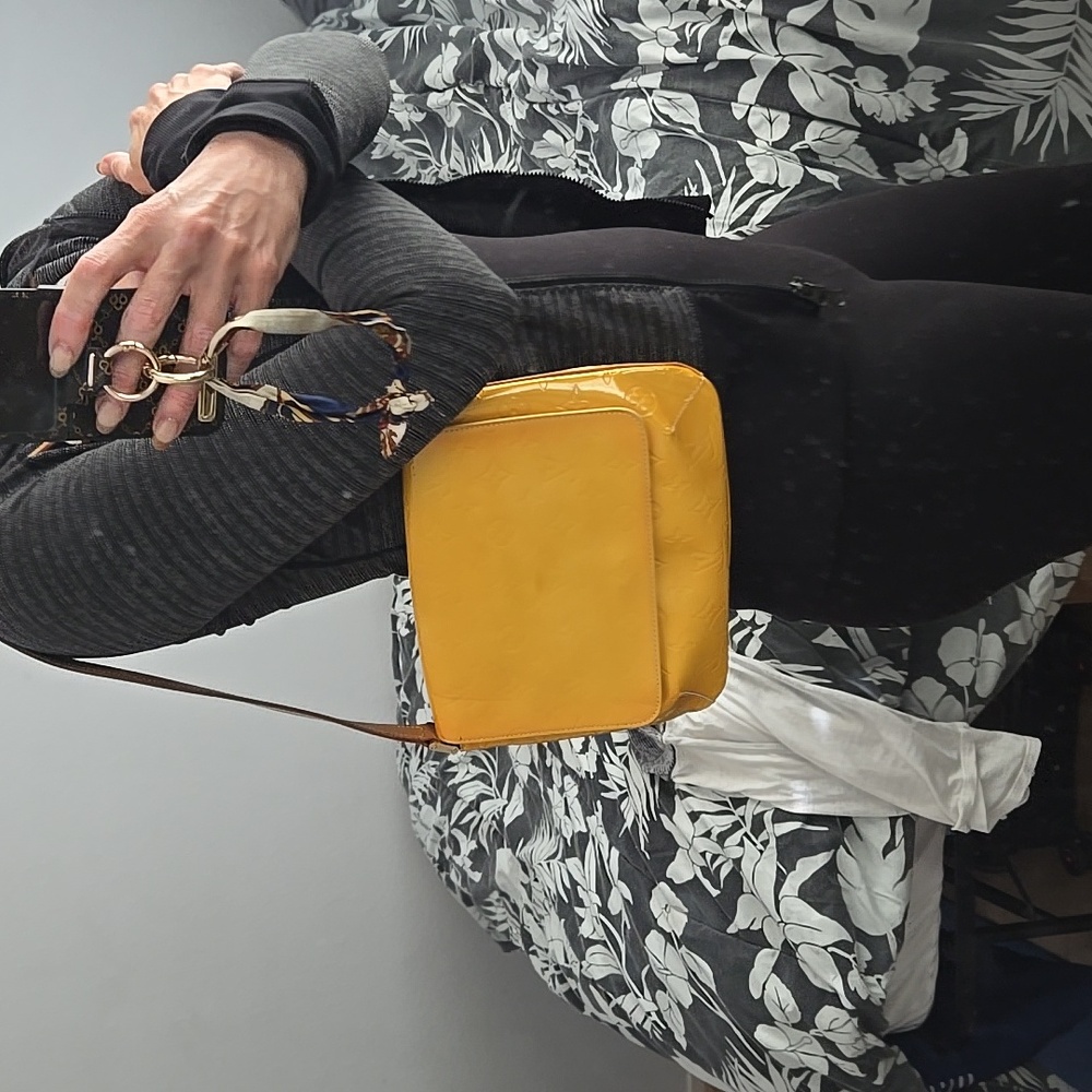 LOUIS VUITTON Thompson Street Beige (Yellow) Vernis Shoulder Baf - Picture 4 of 17